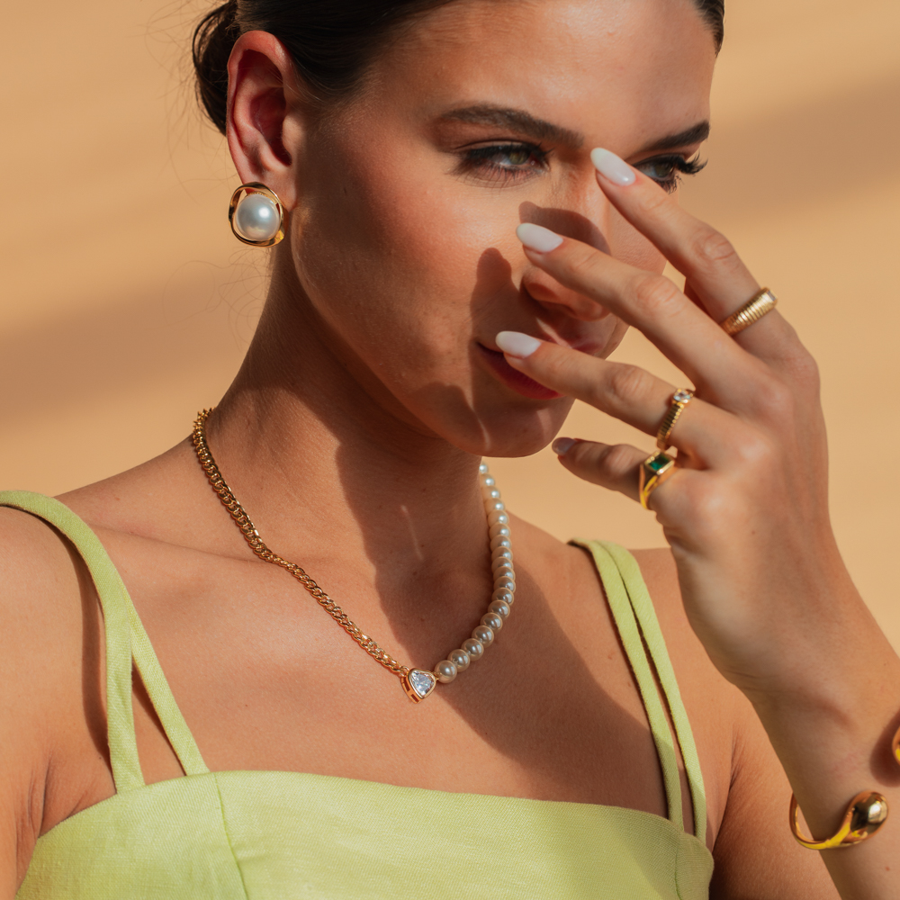 COLAR ELOS GRUMET E PÉROLAS COM CORAÇÃO CRISTAL BANHO OURO 18K
