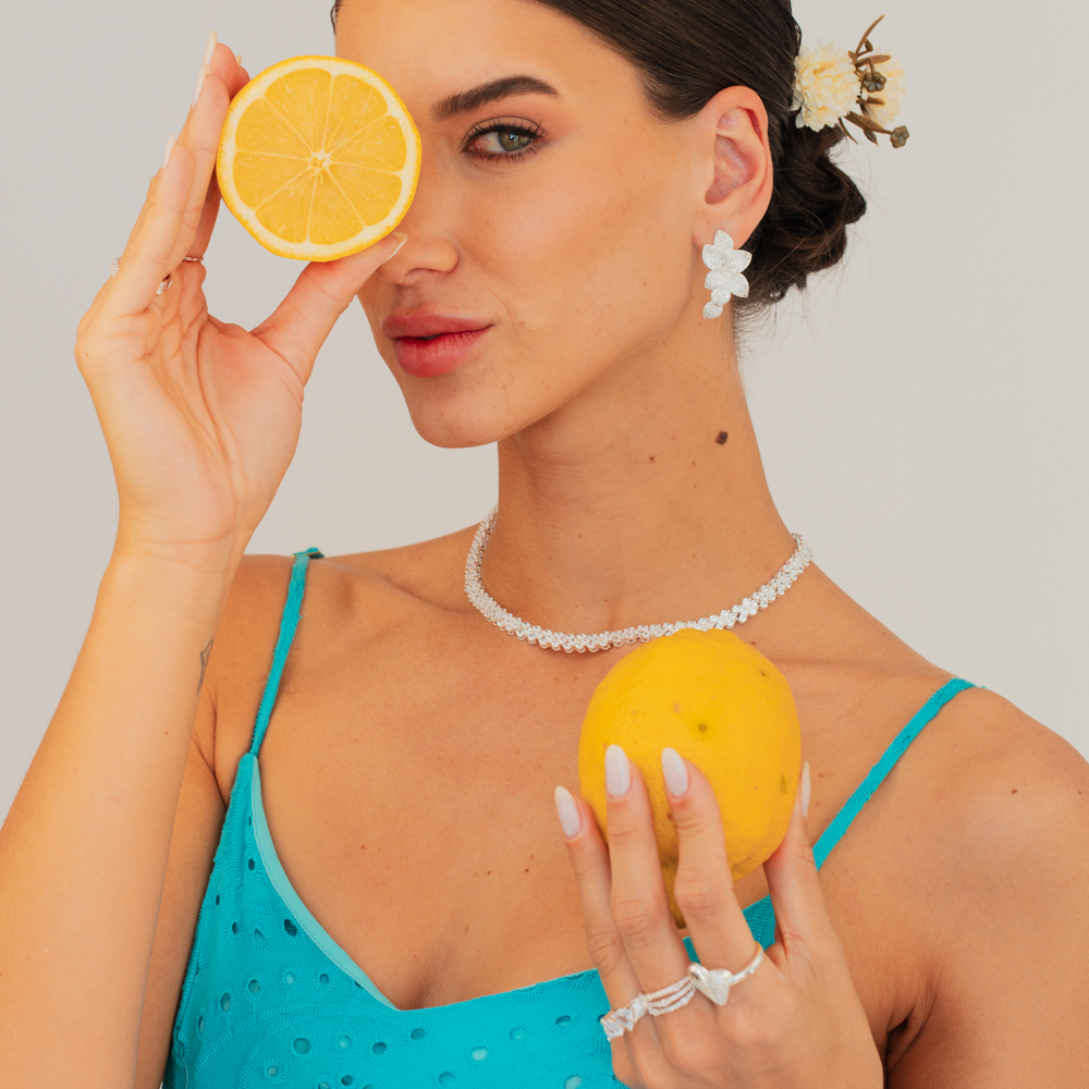 COLAR RIVIERA FLOR DE VERBENA CRISTAL BANHO PRATA