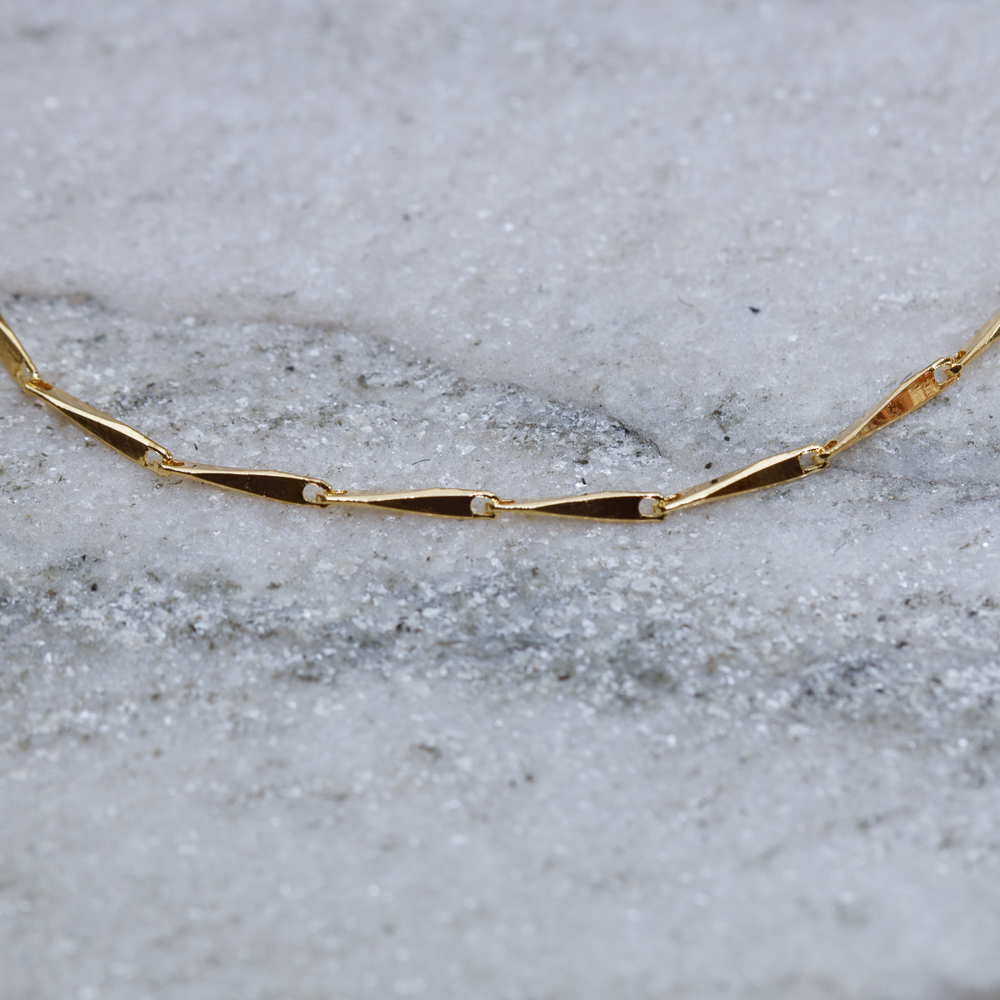 CHOKER FINA TORCIDA BANHO OURO 18K