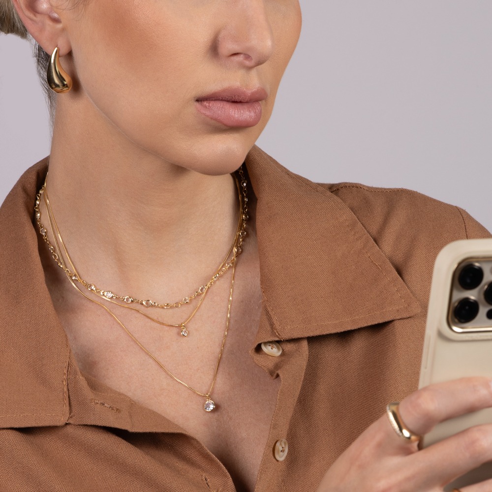 CHOKER COM PEDRINHAS CRISTAIS BANHO OURO 18K