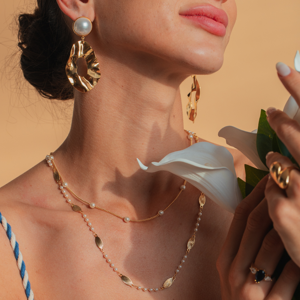 COLAR PÉROLAS DELICADAS BANHO OURO 18K