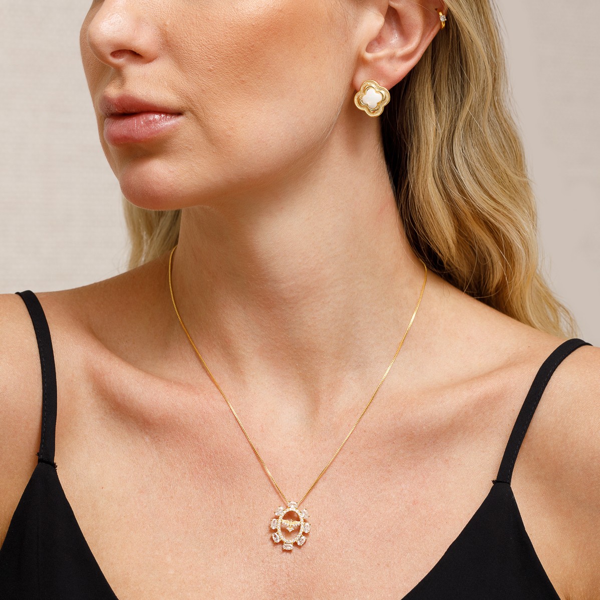 COLAR ESPÍRITO SANTO COM PEDRAS CRISTAIS BANHO OURO 18K