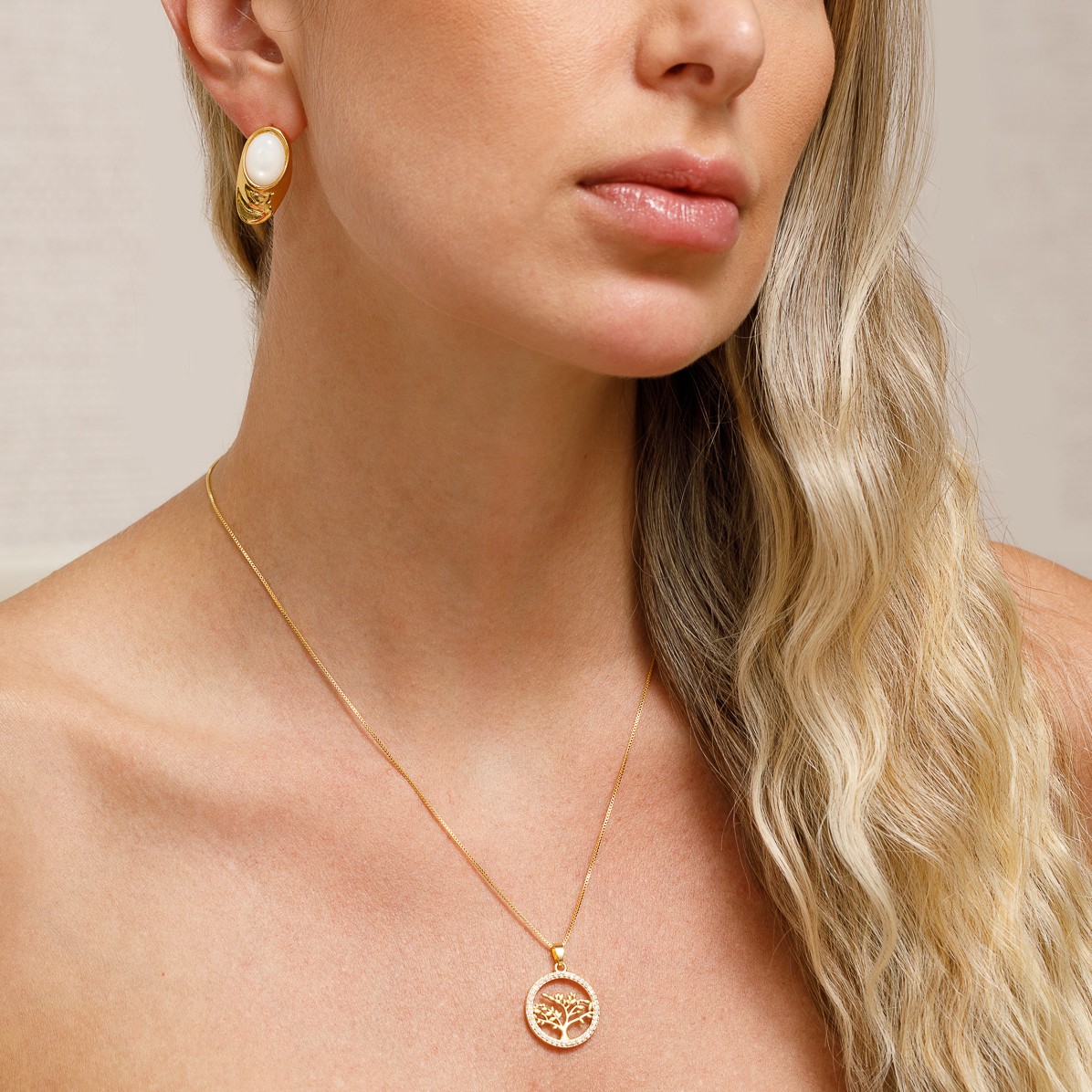 COLAR ÁRVORE DA VIDA CRAVEJADO CRISTAL BANHO OURO 18K