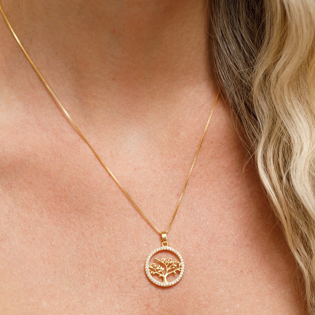 COLAR ÁRVORE DA VIDA CRAVEJADO CRISTAL BANHO OURO 18K