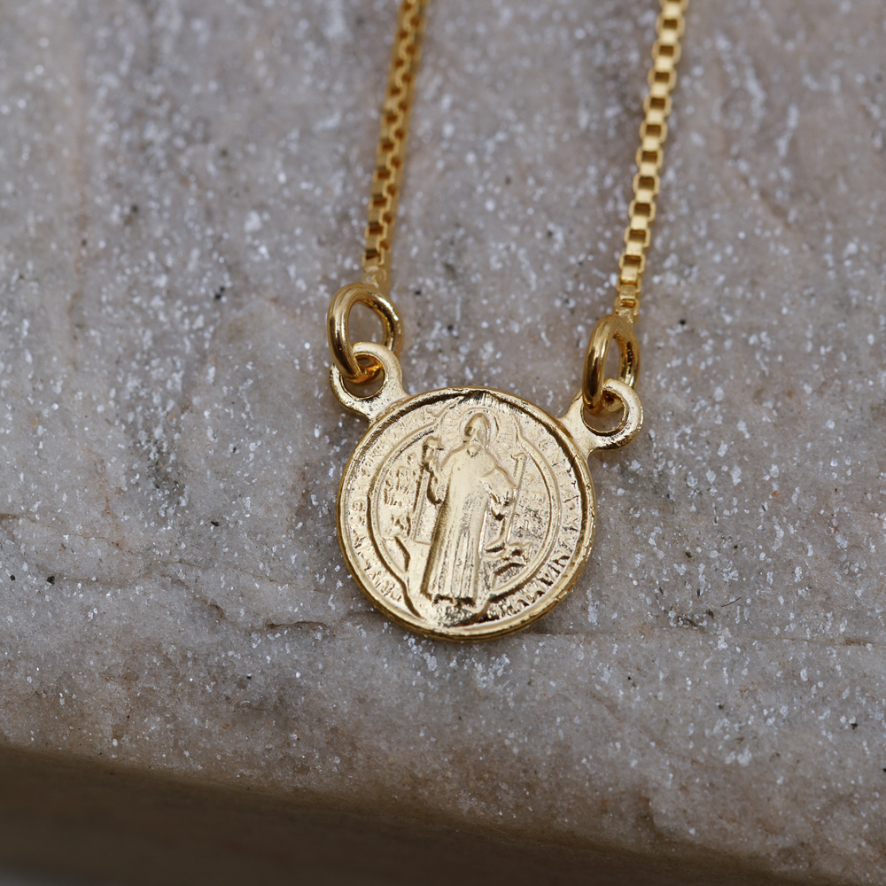 COLAR ESCAPULÁRIO SÃO BENTO REDONDO BANHO OURO 18K