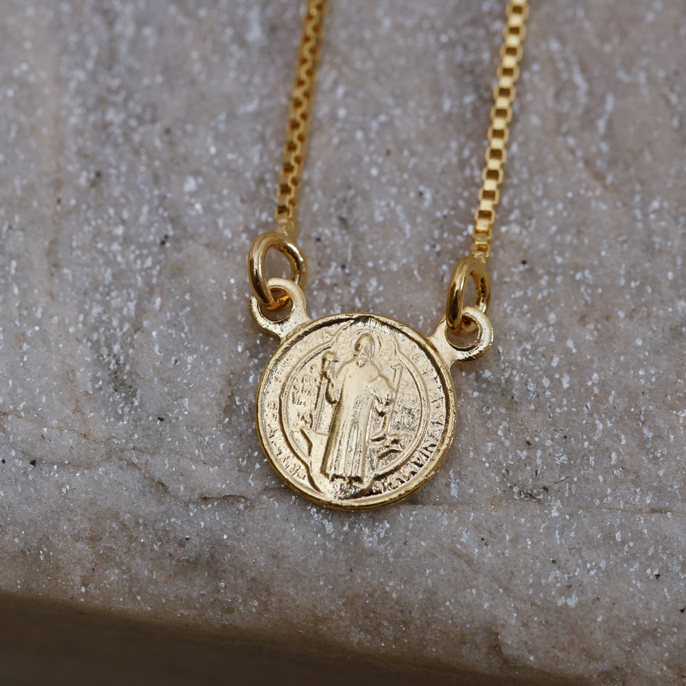 COLAR ESCAPULÁRIO SÃO BENTO REDONDO BANHO OURO 18K