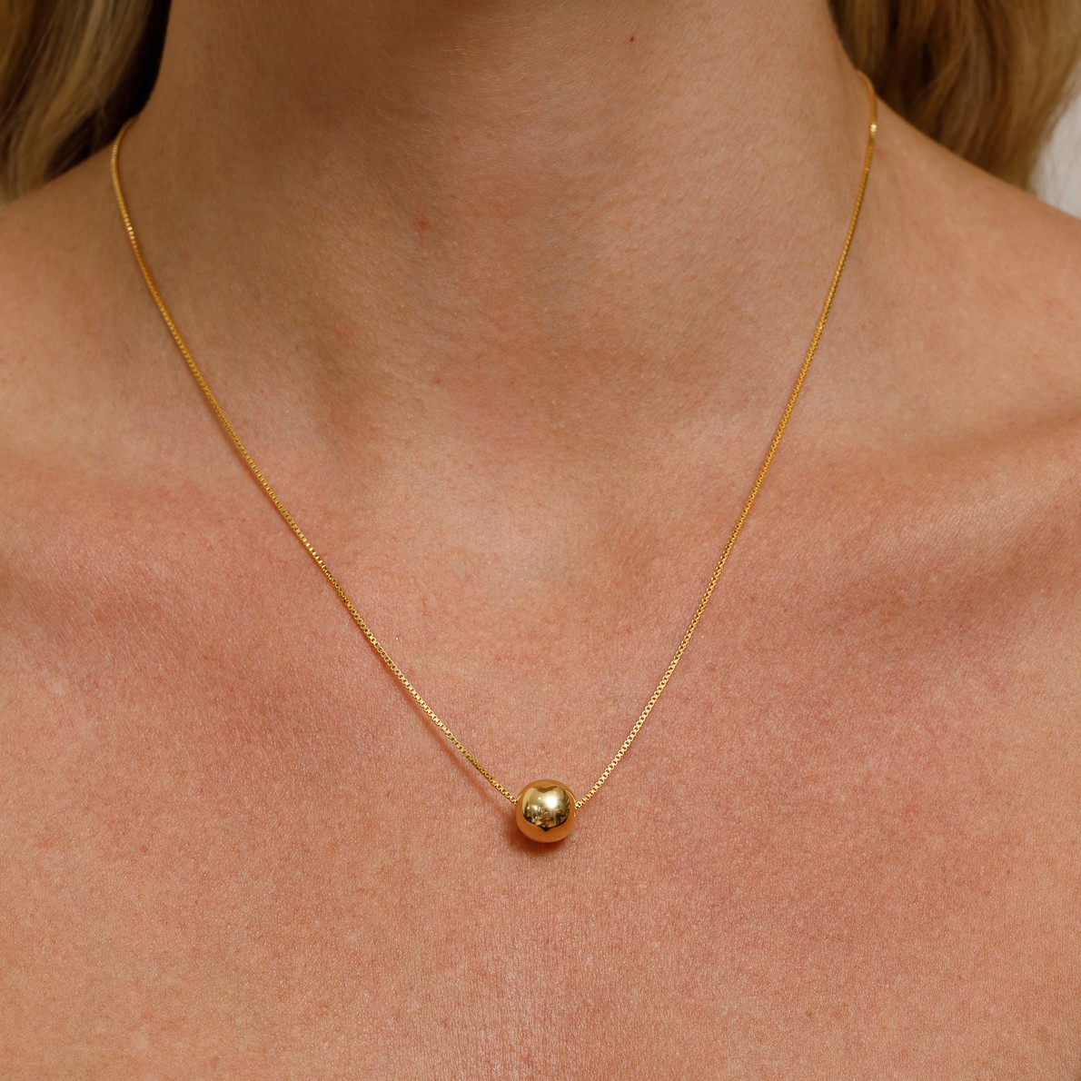 COLAR BOLA G LISA BANHO OURO 18K