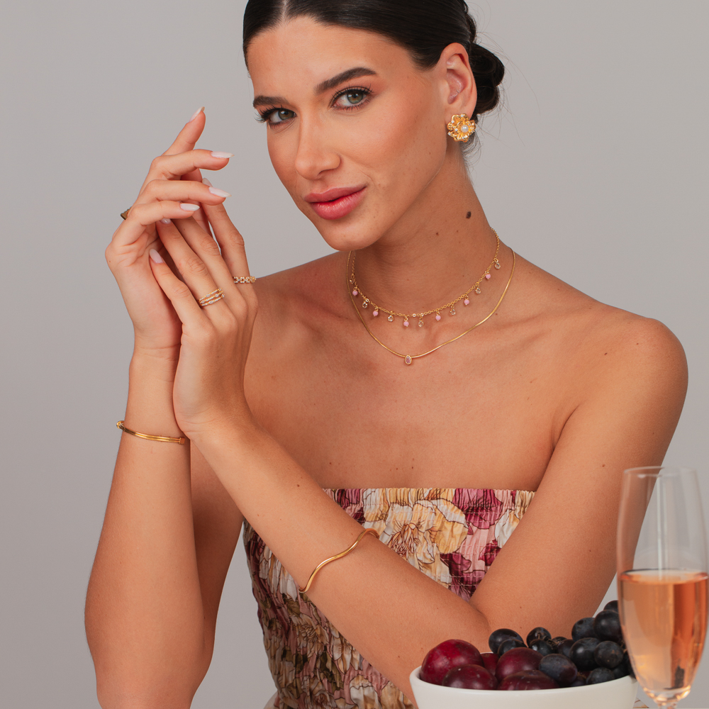 COLAR FITA COM GOTINHA DE LUZ ROSA CLARA BANHO OURO 18K