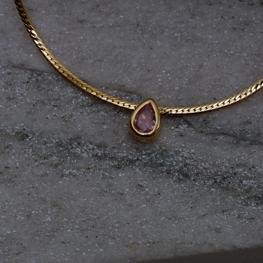 COLAR FITA COM GOTINHA DE LUZ ROSA CLARA BANHO OURO 18K