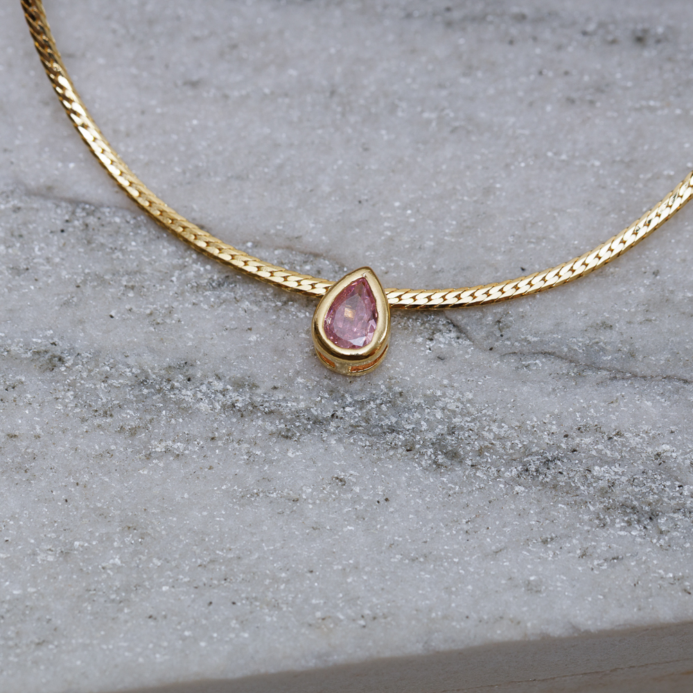 COLAR FITA COM GOTINHA DE LUZ ROSA CLARA BANHO OURO 18K