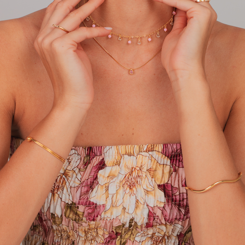 COLAR FITA COM GOTINHA DE LUZ ROSA CLARA BANHO OURO 18K