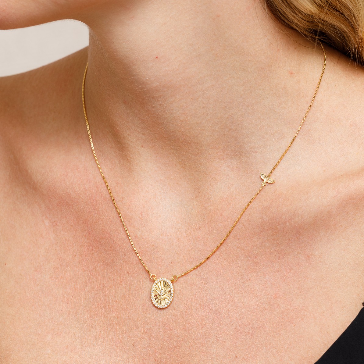 COLAR MEDALHA ESPÍRITO SANTO CRISTAL BANHO OURO 18K