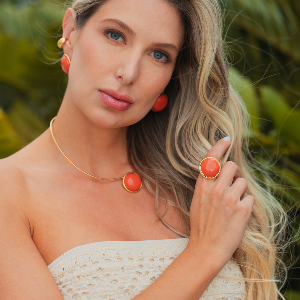 BRINCO REDONDO COM PEDRA GOIABA BANHO OURO 18K