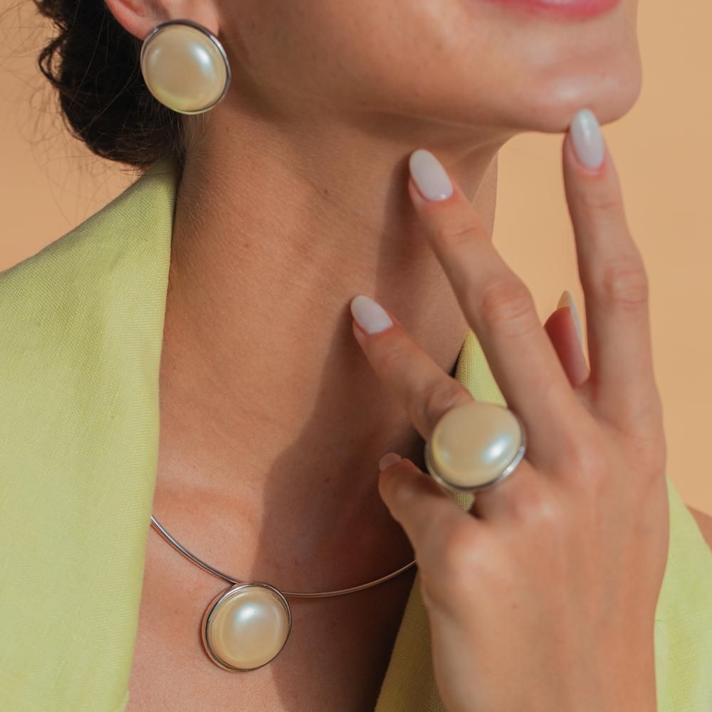 BRINCO FLOR DE BEGÓNIA COM PÉROLA BANHO PRATA