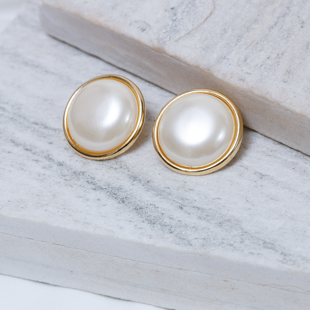 BRINCO FLOR DE BEGÓNIA COM PÉROLA BANHO OURO 18K