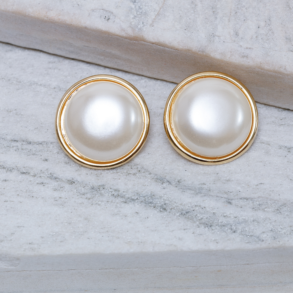 BRINCO FLOR DE BEGÓNIA COM PÉROLA BANHO OURO 18K