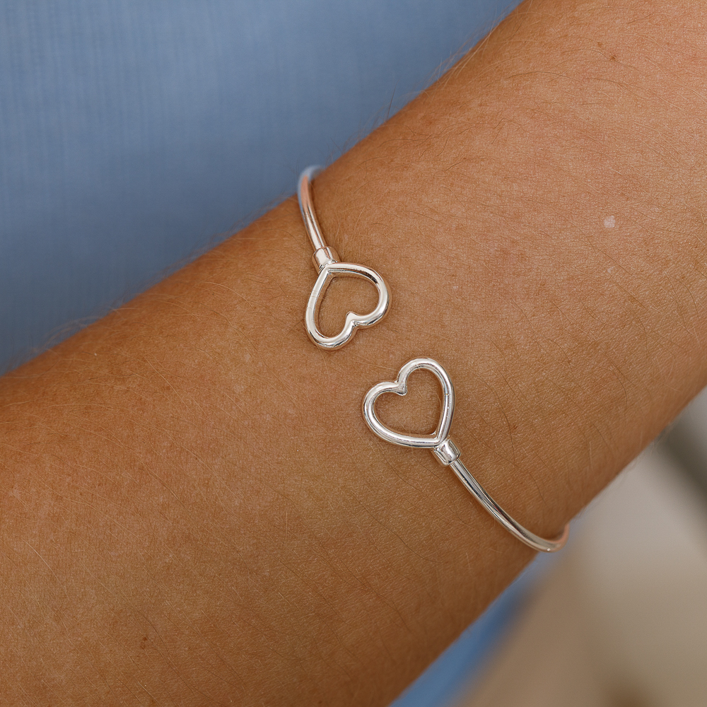 BRACELETE CORAÇÕES LISOS BANHO PRATA