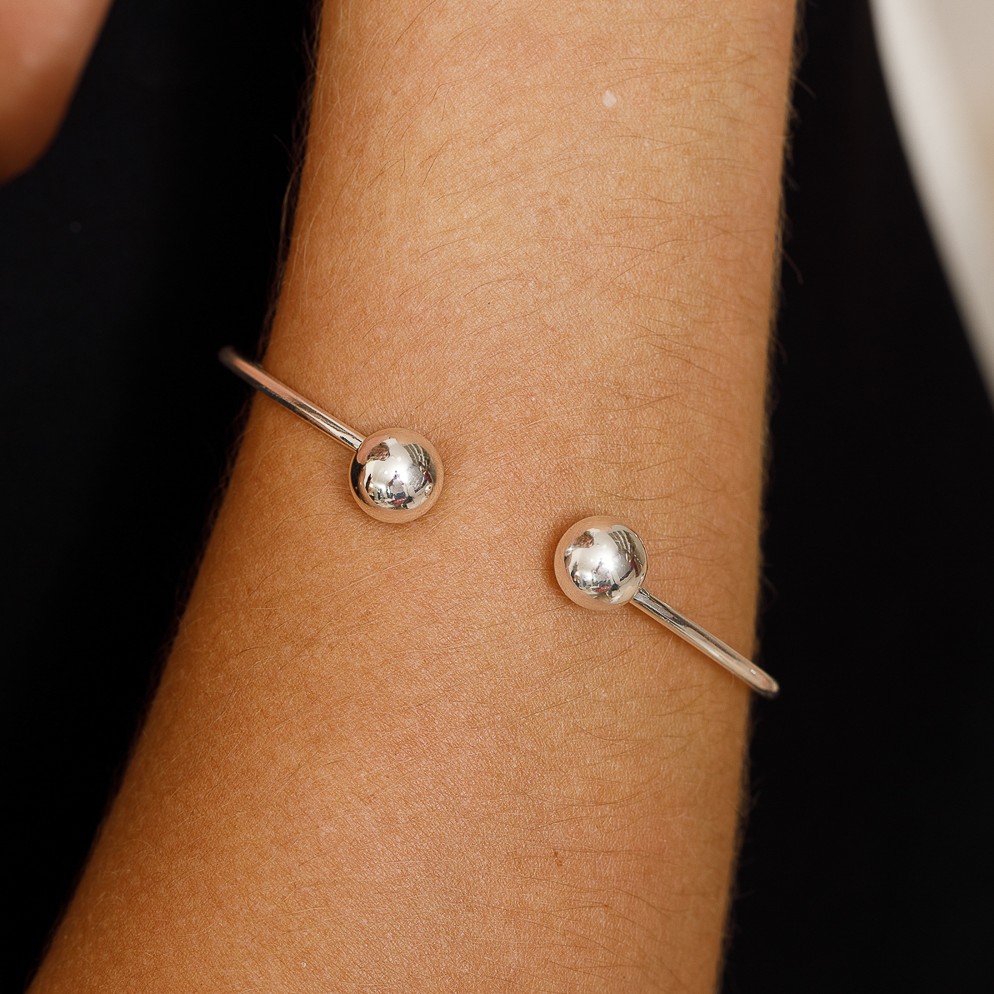 BRACELETE LISO COM ESFERAS BANHO PRATA