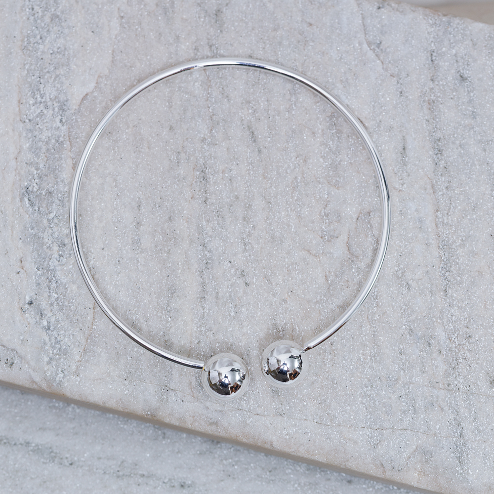 BRACELETE LISO COM ESFERAS BANHO PRATA
