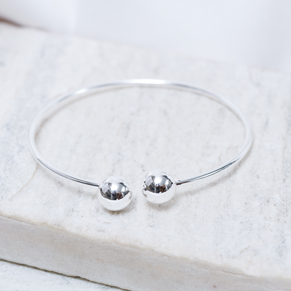 BRACELETE LISO COM ESFERAS BANHO PRATA
