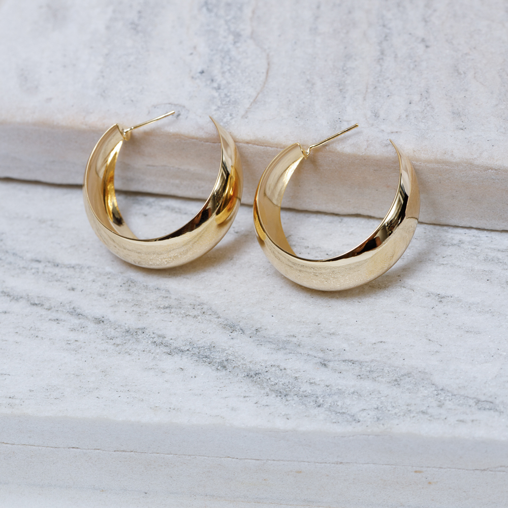 BRINCO ARGOLA ABAULADA LISA GROSSA BANHO OURO 18K