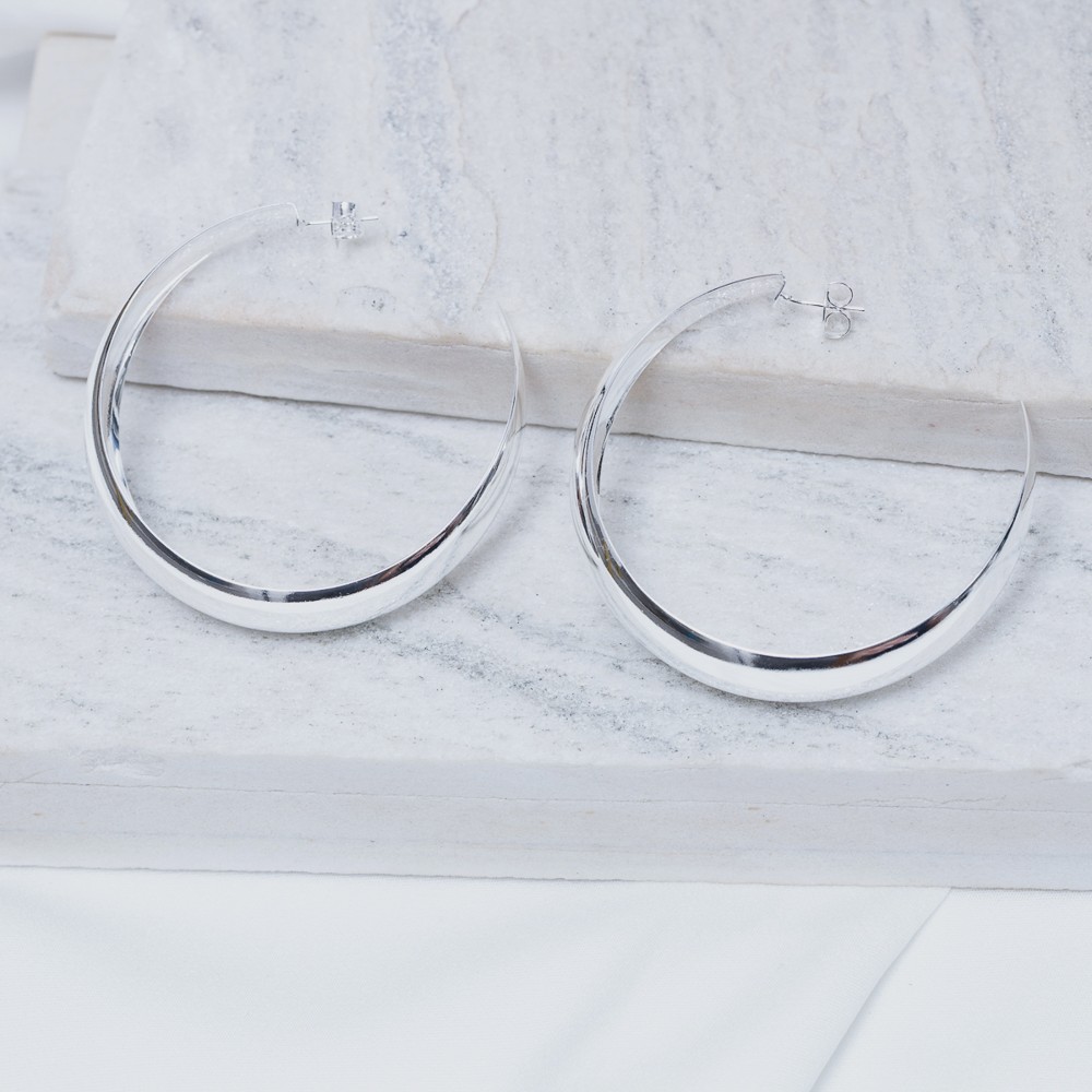 BRINCO ARGOLA ABAULADA LISA BANHO PRATA