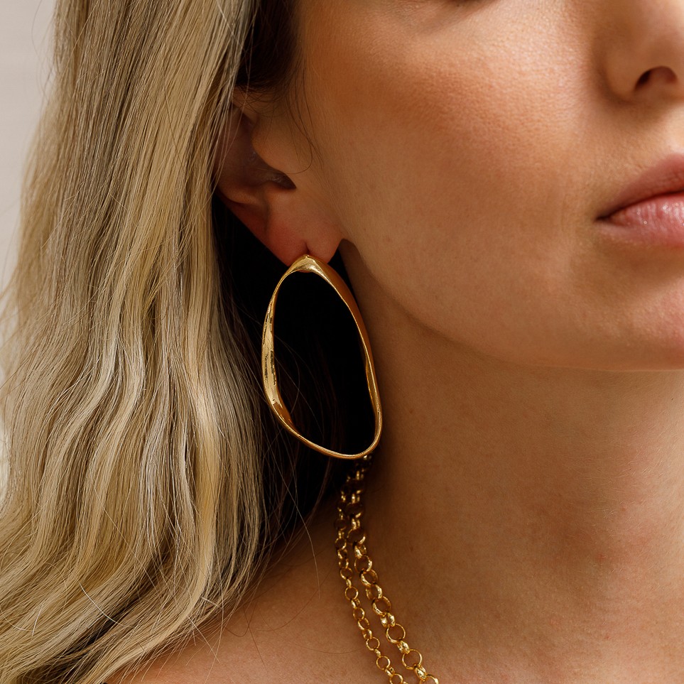 BRINCO ORGÂNICO VAZADO FINO BANHO OURO 18K