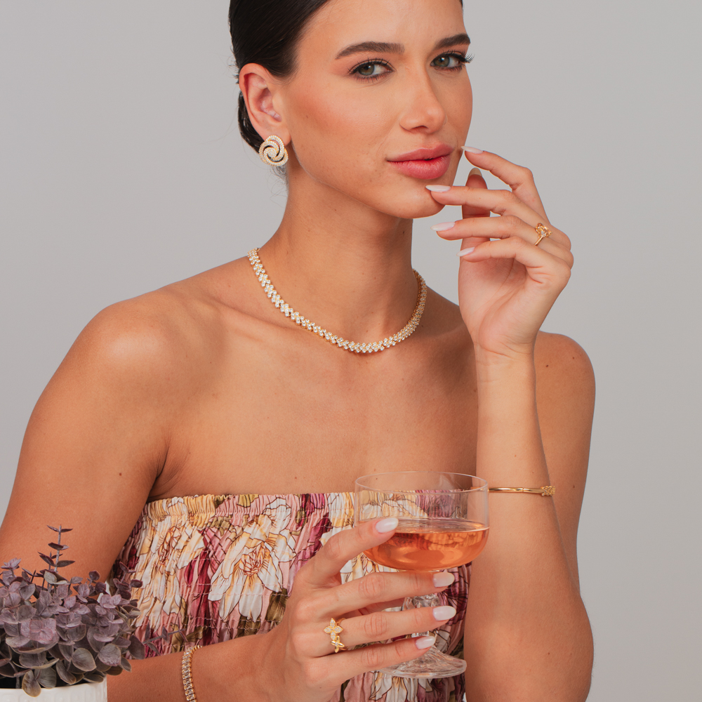 BRINCO FLOR DE CAMÉLIA CRISTAL BANHO OURO 18K