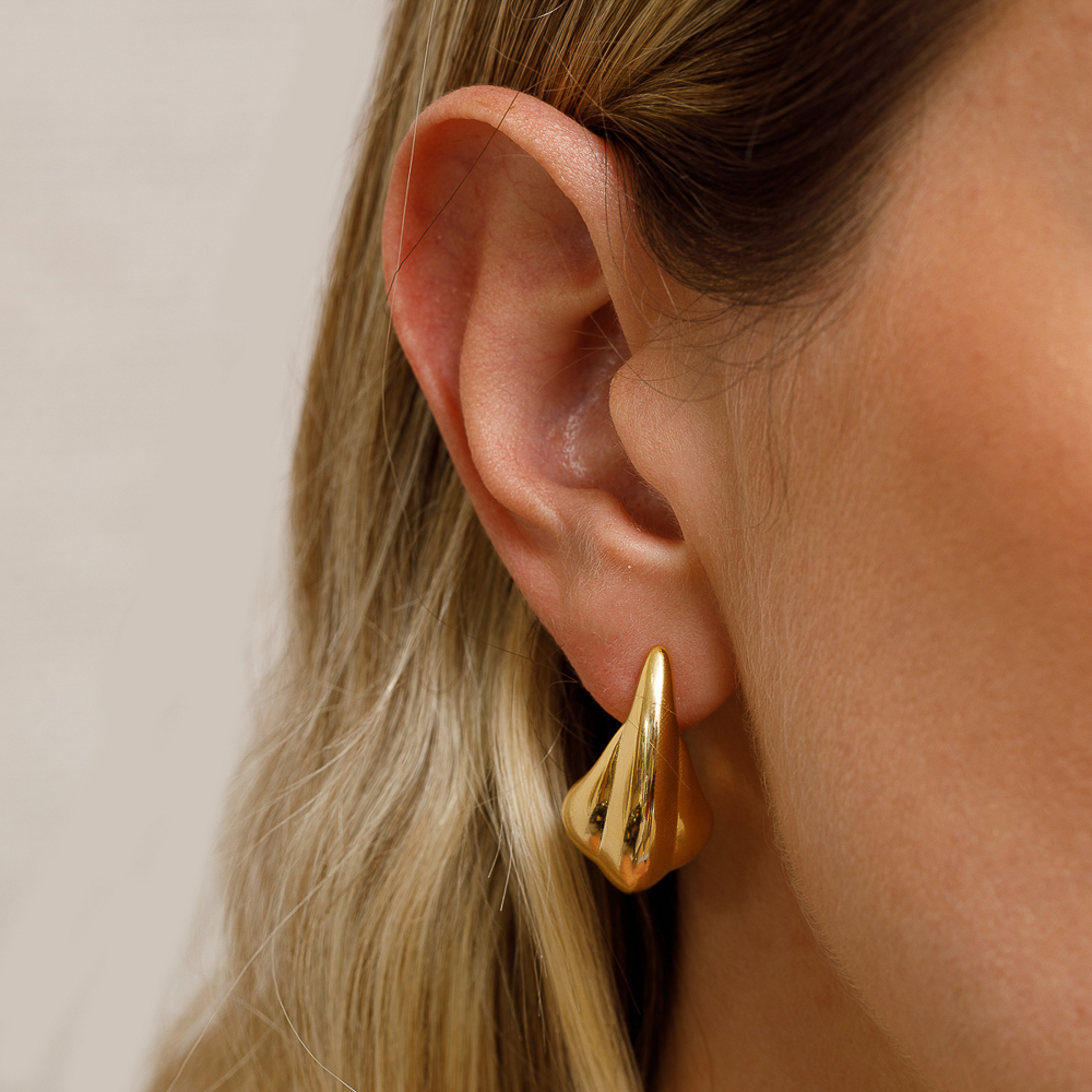 BRINCO GOTA ESCULPIDA BANHO OURO 18K