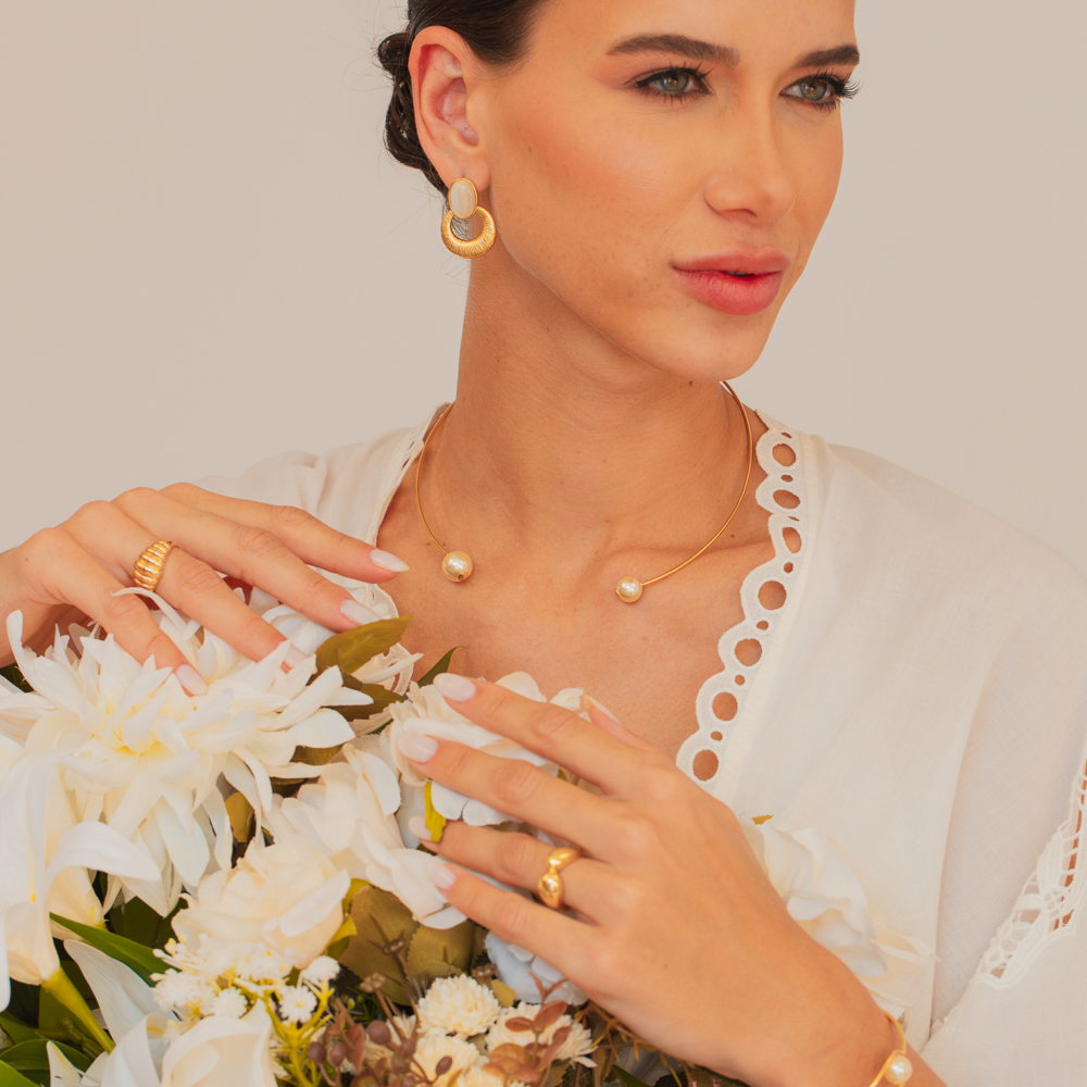 BRINCO FLOR DE ASTROMÉLIA BANHO OURO 18K