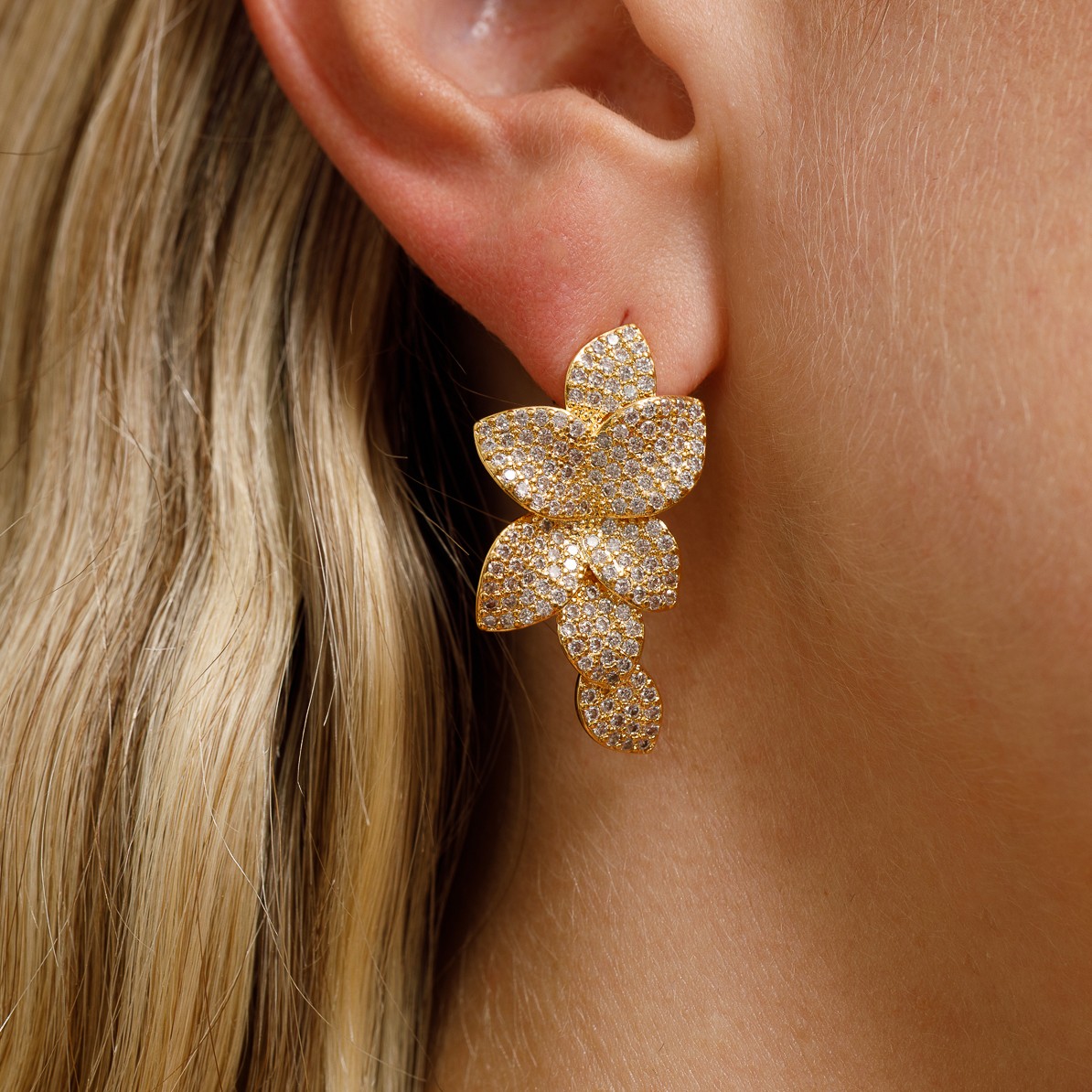 BRINCO FLOR DE JASMIM CRISTAL BANHO OURO 18K