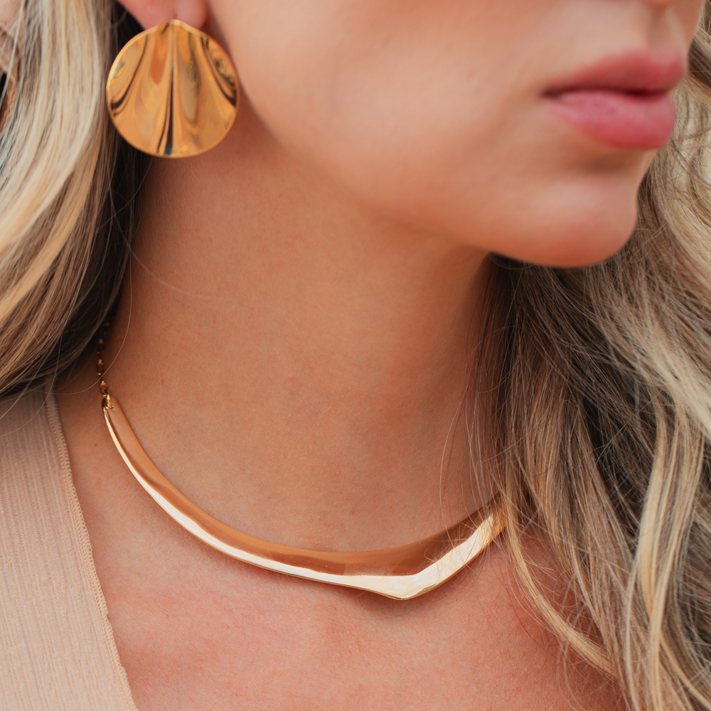 BRINCO ORGÂNICO REDONDO ONDULADO BANHO OURO 18K