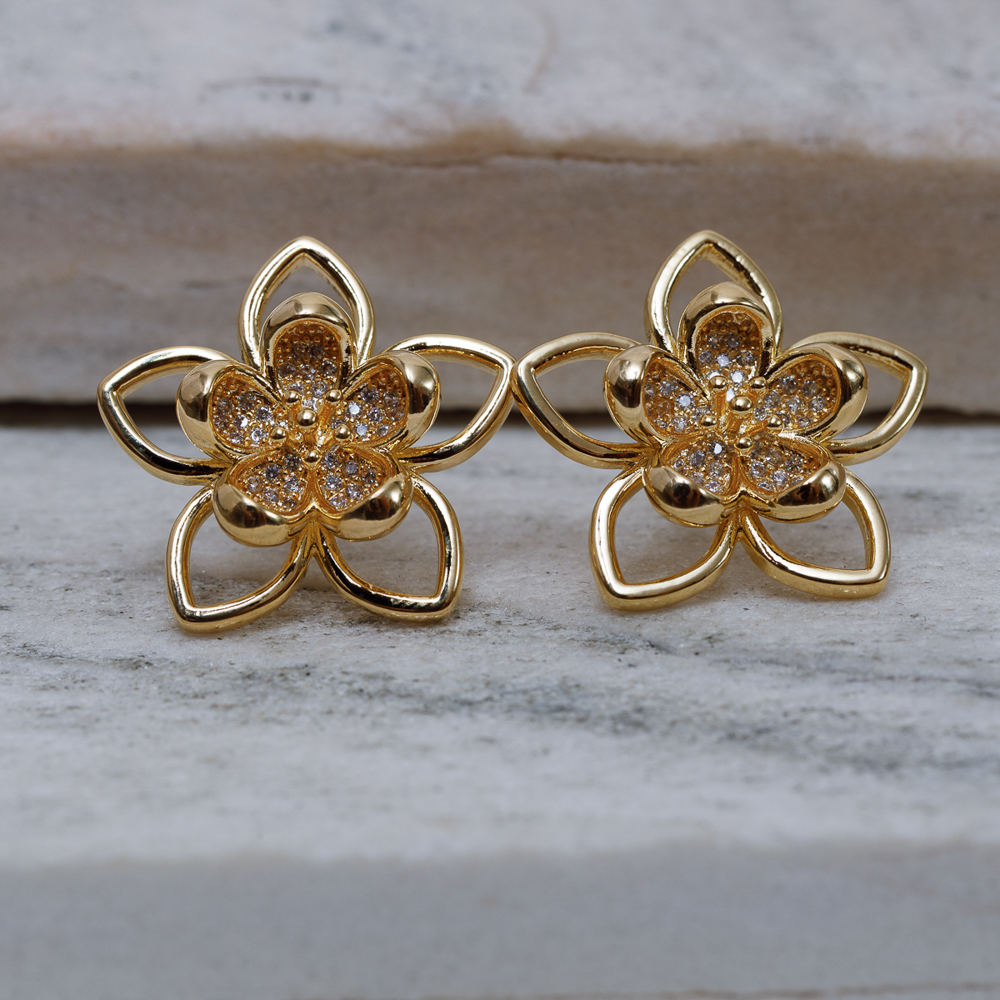 BRINCO FLOR DE VITÓRIA RÉGIA CRISTAL BANHO OURO 18K