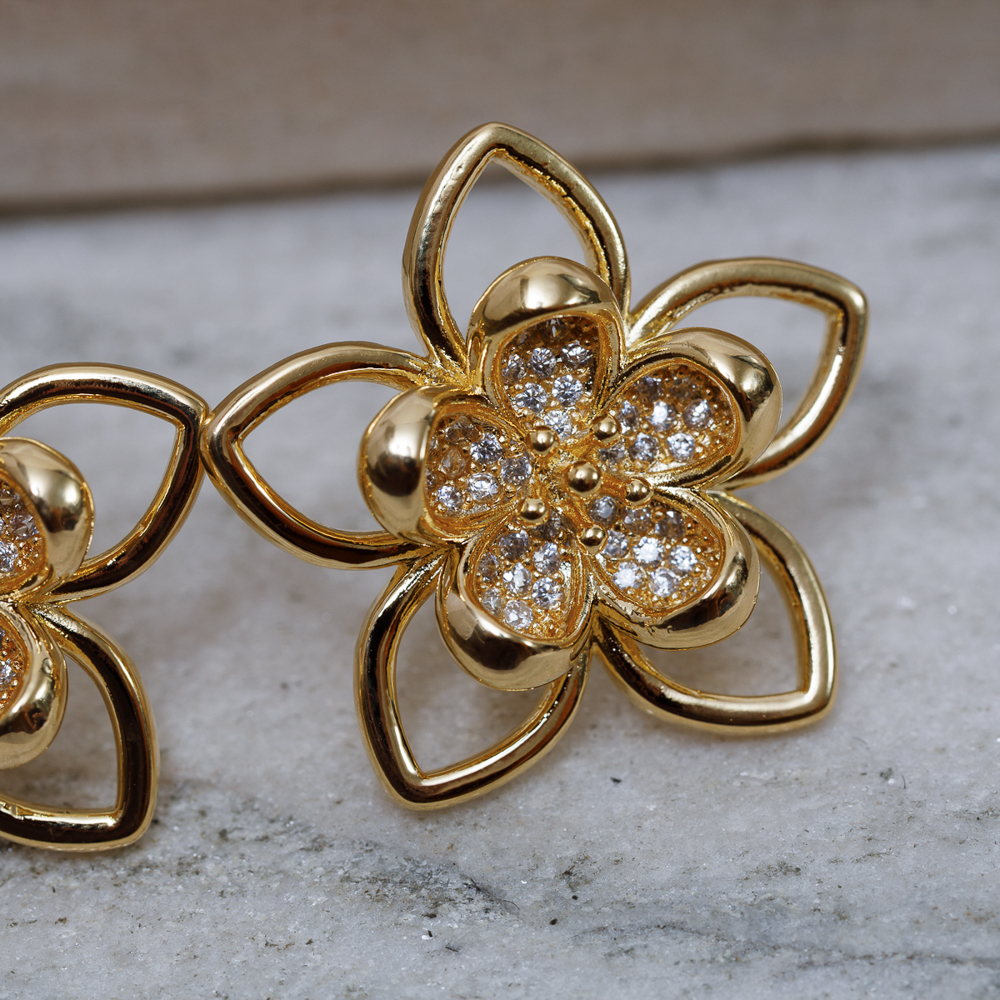 BRINCO FLOR DE VITÓRIA RÉGIA CRISTAL BANHO OURO 18K