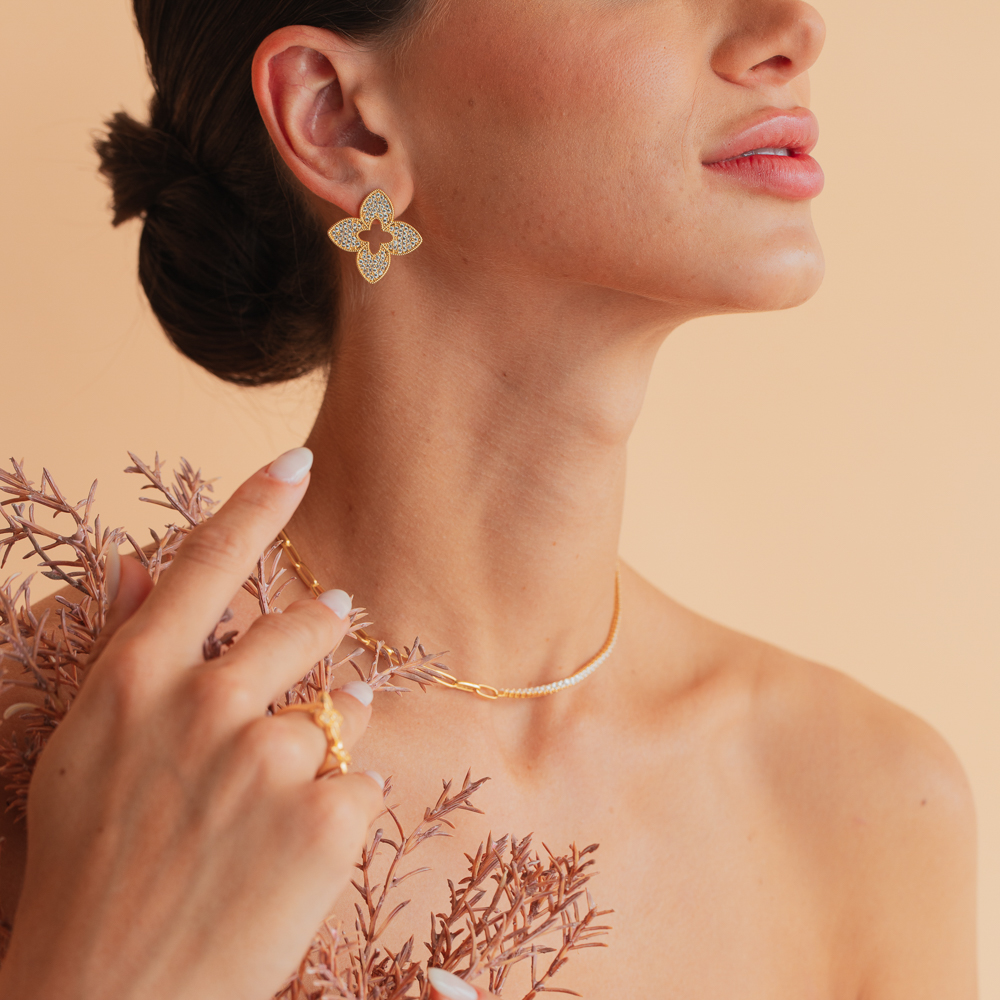 BRINCO FLOR DE LÓTUS CRAVEJADA BANHO OURO 18K
