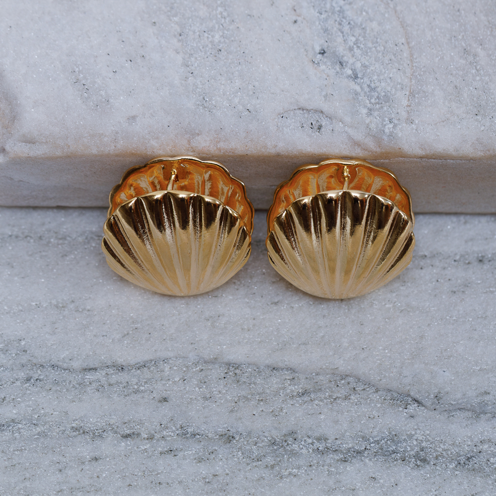 BRINCO CONCHA LISA BANHO OURO 18K