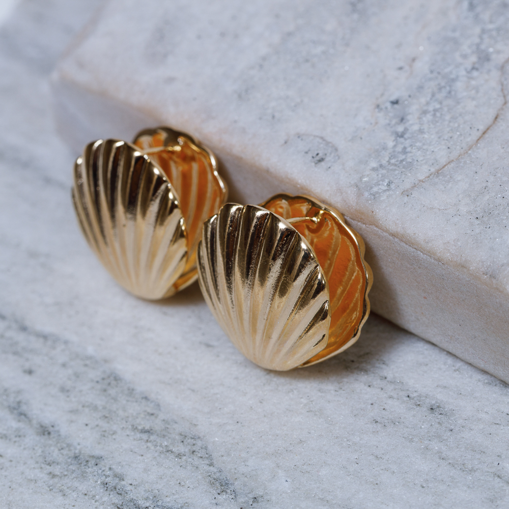 BRINCO CONCHA LISA BANHO OURO 18K