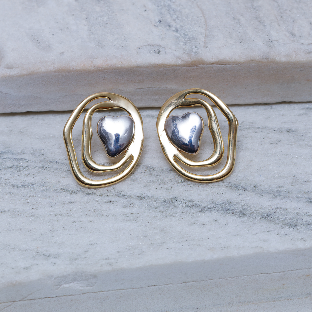 BRINCO ORGÂNICO COM CORAÇÃO RÓDIO BRANCO BANHO OURO 18K