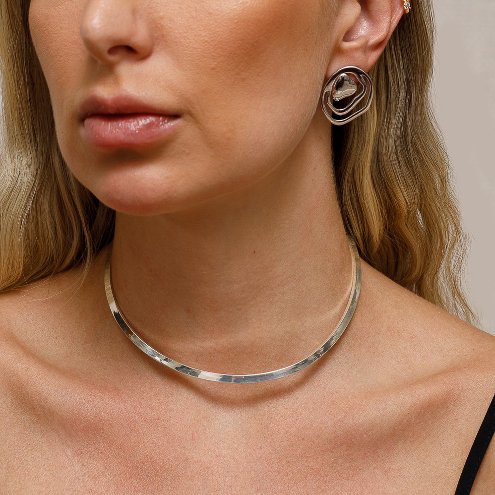 BRINCO ORGÂNICO COM CORAÇÃO BANHO RÓDIO BRANCO