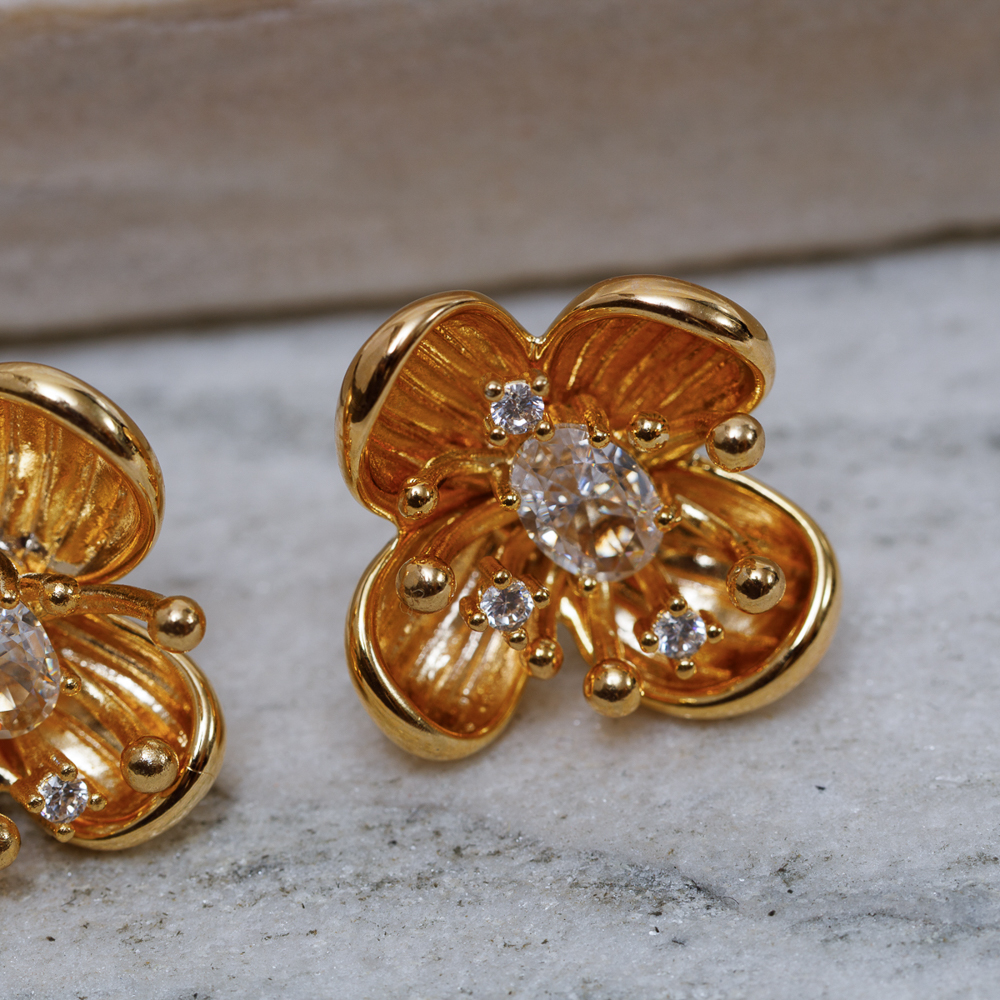 BRINCO FLOR DE JUNQUILHA BANHO OURO 18K