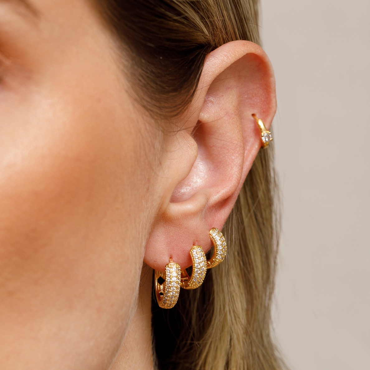 BRINCO ARGOLA TRADICIONAL G CRAVEJADA BANHO OURO 18K