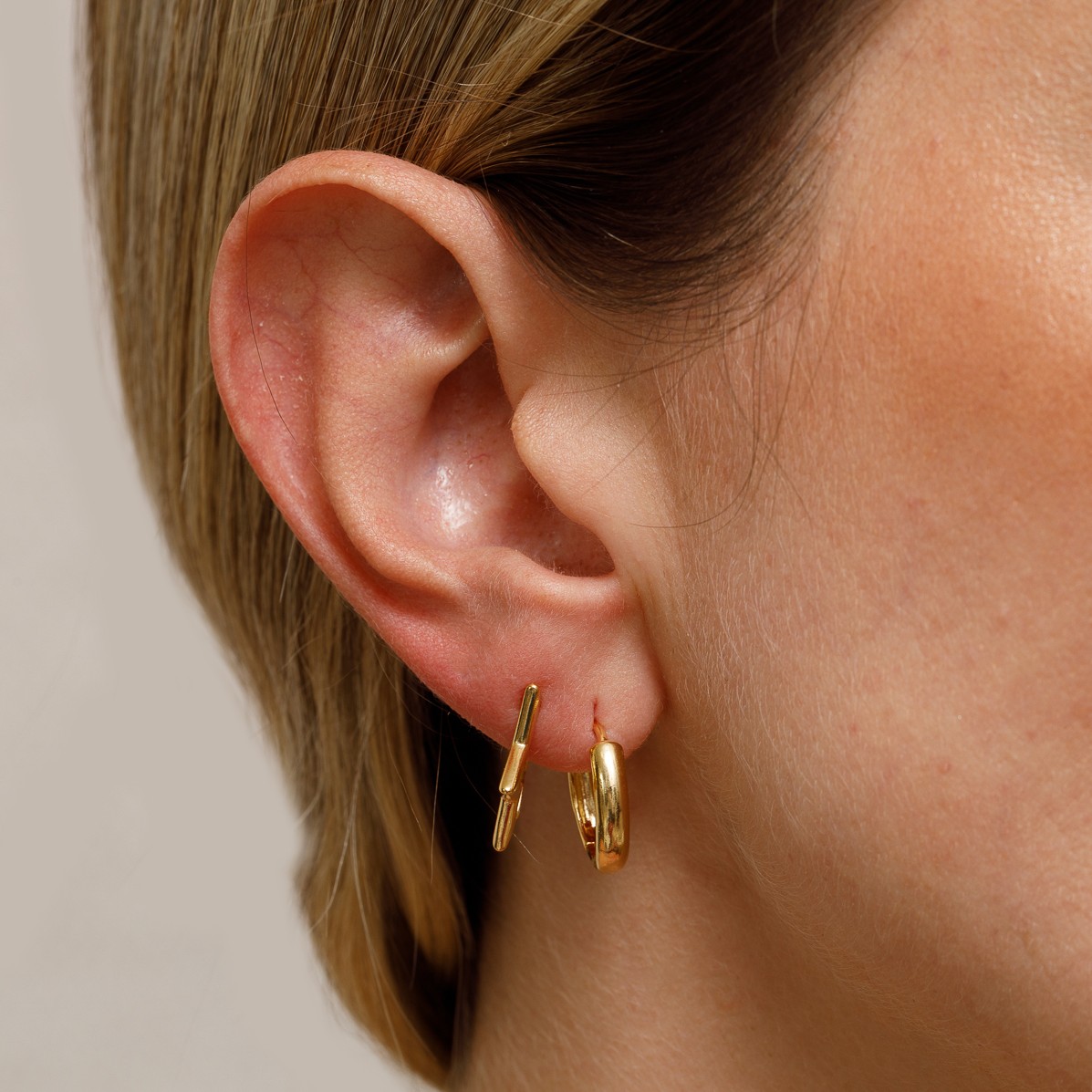 BRINCO ARGOLA ESTRELA LISA BANHO OURO 18K