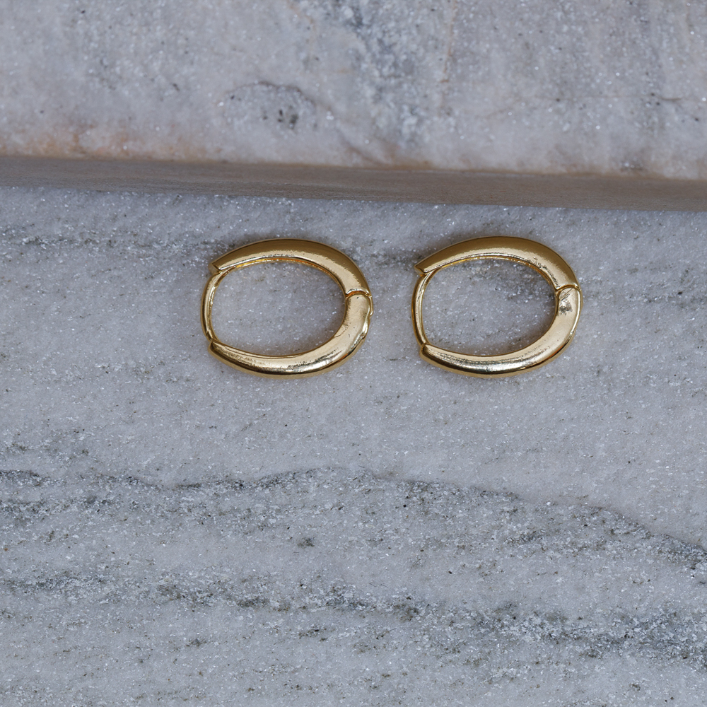 BRINCO ARGOLA M OVAL LISA BANHO OURO 18K