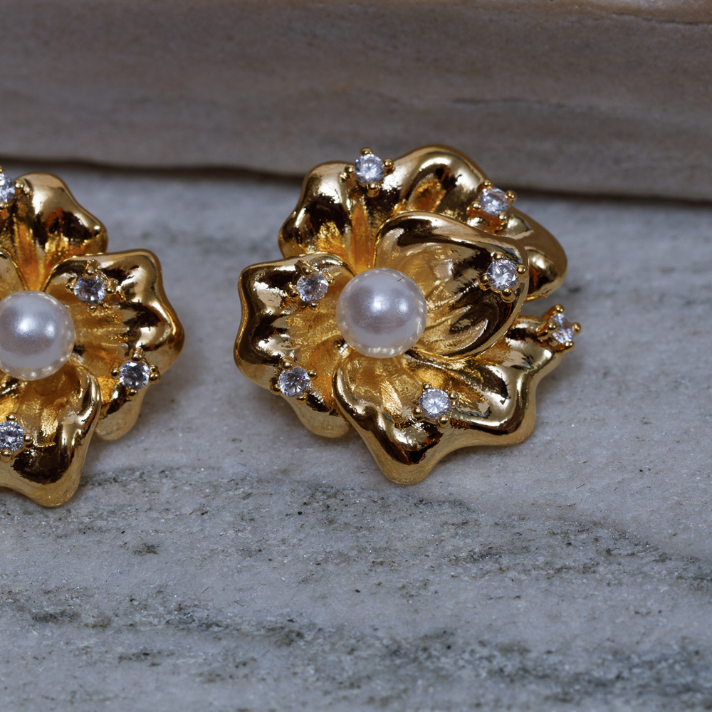 BRINCO FLOR DE PETÚNIA COM PÉROLA BANHO OURO 18K