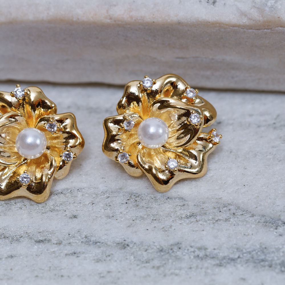 BRINCO FLOR DE PETÚNIA COM PÉROLA BANHO OURO 18K