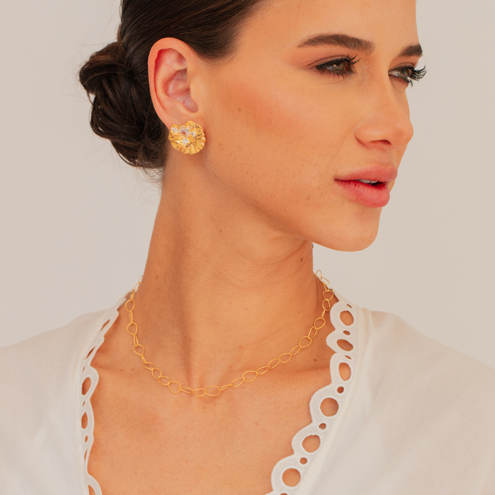 BRINCO FLOR DE CALLAS CRISTAL BANHO OURO 18K