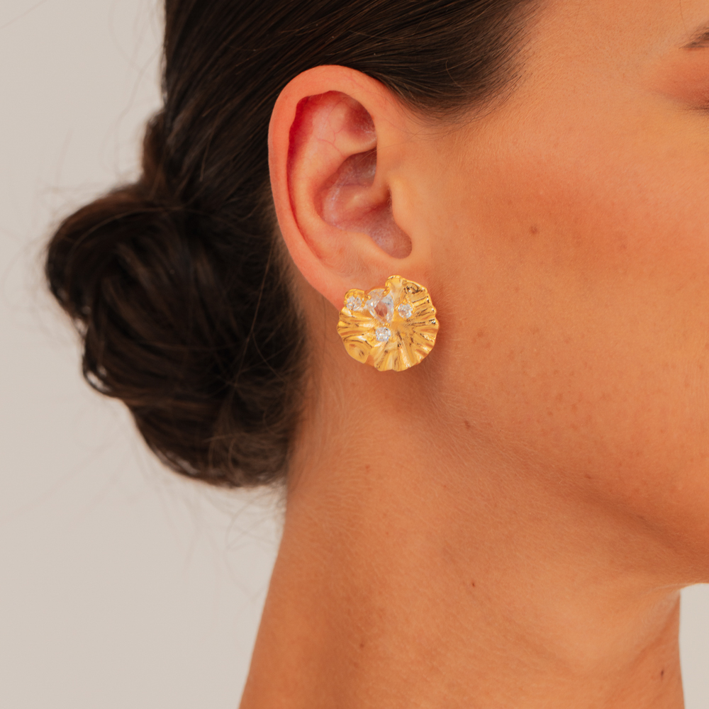 BRINCO FLOR DE CALLAS CRISTAL BANHO OURO 18K