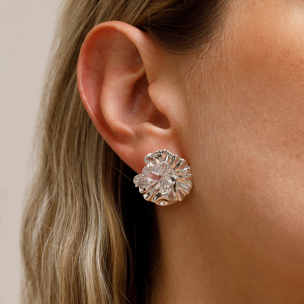 BRINCO FLOR DE CALLAS CRISTAL BANHO PRATA