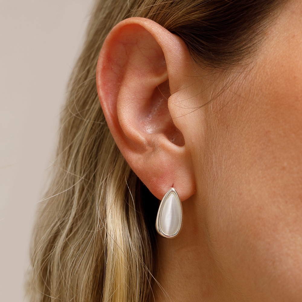 BRINCO MEIA ARGOLA MADRE PÉROLA BANHO PRATA