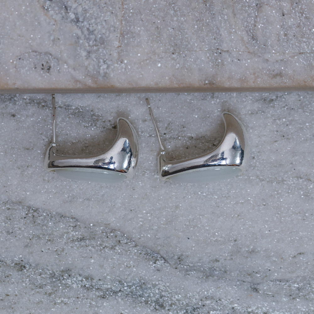 BRINCO MEIA ARGOLA MADRE PÉROLA BANHO PRATA